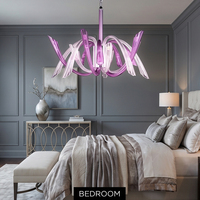 Lustre en verre coloré incurvé de luxe, lampe suspendue artistique moderne pour la décoration de villas et d'hôtels haut de gamme