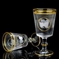 Verre à pied en cristal exquis « Papillon Doré » avec motif papillon en relief, accents en or 24 carats et design vintage cannelé