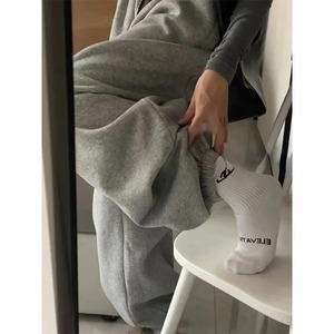 Taglie forti e traspiranti Oversize <span class=keywords><strong>larghi</strong></span> e pesanti <span class=keywords><strong>pantaloni</strong></span> sportivi caldi con tasche elastiche in vita <span class=keywords><strong>pantaloni</strong></span> <span class=keywords><strong>larghi</strong></span> da donna <span class=keywords><strong>pantaloni</strong></span> della <span class=keywords><strong>tuta</strong></span> <span class=keywords><strong>grigi</strong></span> - Product Image 2