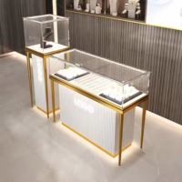 Vitrine à bijoux en bois sur mesure avec étagères en verre et structure en acier inoxydable pour les magasins de détail
