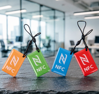 Porte-clés NFC personnalisé 13,56 MHz, étiquette en époxy, jeton RFID rond ou carré pour le partage sur les réseaux sociaux