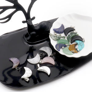 प्राकृतिक पत्थर चक्का रीकी क्वार्ट्ज क्रिस्टल मून पेलेंट आकर्षण ऊर्जा आध्यात्मिक गहने थोक उपहार बनाते हैं - Product Image 4