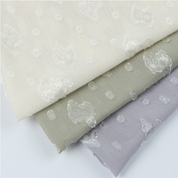 Tissu jacquard froissé en mousseline de soie Tissu de fleurs coupées panda brillant Tissu de pantalon de chemise habillée