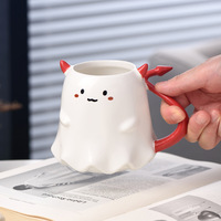 Mug en céramique mignon petit démon fantôme avec agitateur trident, tasse à café/thé sur le thème d'Halloween, passe au micro-ondes et au lave-vaisselle, adorable