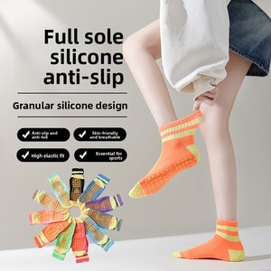 <span class=keywords><strong>Chaussettes</strong></span> antidérapantes d'hiver pour trampoline, mi-mollet, montantes, pour centres d'éducation préscolaire, conception de logo gratuite, polyester et coton - Product Image 1