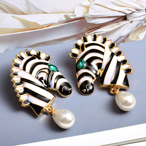 Orecchini Pendenti con Zebrate Smaltate, Strass e Perle Simulate per Donne, Gioielli di Moda Audaci e di Tendenza - Product Image 5