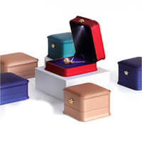 Boîte d'emballage rigide de luxe carrée grise pour bijoux avec gaufrage, recyclable, pour bagues, boucles d'oreilles, bracelets
