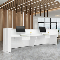 Comptoir de réception moderne de luxe, finition blanc brillant, façade incurvée avec éclairage LED et tiroirs de rangement intégrés