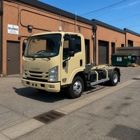 Camion à benne basculante ISUZU ELF 4x2 5-10m3 avec bras à crochet pour la collecte des déchets