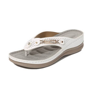 Sandalias de <span class=keywords><strong>dedo</strong></span> para mujer con hebilla metálica de diamante de imitación, ligeras, casuales, con tacón de cuña hueco, tallas grandes, tipo chanclas - Product Image 3