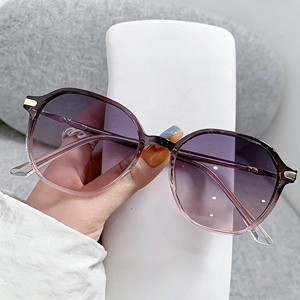 แว่นกันแดดสีน้ำตาลและสีดำสำหรับผู้หญิงรุ่นใหม่ล่าสุด แว่นตาเนื้อสัมผัสคุณภาพสูง ออกแบบมาเป็นพิเศษเพื่อช่วยให้ใบหน้าดูเรียวขึ้น - Product Image 5