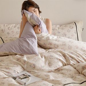 Set di Biancheria da Letto in Puro Cotone a Sette Pezzi con Trapunta Imbottita in Lana, Copripiumino e Lenzuola con Piccoli Motivi Floreali Francesi in Pizzo di Qualità - Product Image 2