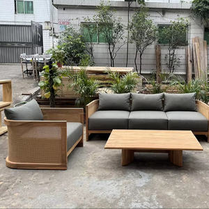 Moderne teakhouten buitenbank met rotan rugleuning en snel drogende, waterdichte kussens voor aan het zwembad en op het terras. - Product Image 1