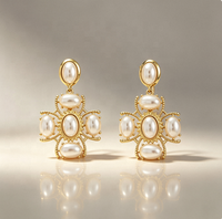 Anting-anting gantung bunga mutiara vintage, anting-anting oval imitasi mutiara romantis untuk wanita, perhiasan pesta elegan