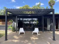 Pergola de jardin bioclimatique de luxe en aluminium, imperméable, motorisée, avec accessoires LED en option, revêtement poudré, nature