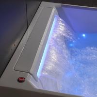 Baignoire rectangulaire autoportante moderne en acrylique avec thermostat à vortex et 30 buses de massage, adaptée à une utilisation en intérieur, éclairage LED