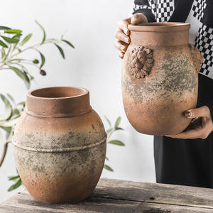 Vase en ciment rouge artisanal bohème antique en poterie rustique, ornement créatif pour plantes vertes, petit récipient à fleurs, Vietnam - Product Image 1