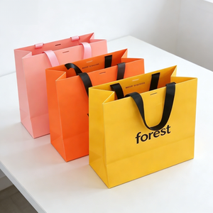 Sacs cadeaux en papier noir de luxe personnalisés avec logo imprimé et poignées en tissu pour les petites entreprises, les boutiques de vêtements et l'emballage de détail - Product Image 1