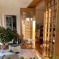 Porte pliante en bois massif à 6 panneaux vitrés, design moderne, finition élégante, isolation acoustique pour appartement et salon