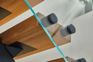 크리스탈 계단 난간 동자를위한 소용돌이 유리 난간 브래킷 조정 가능한 스탠드 오프
