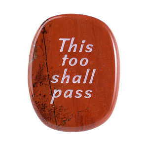 Piedra de cristal de energía tallada personalizada, esto también pasará adorno de descompresión de dedo con tema de amor para decoraciones navideñas - Product Image 1