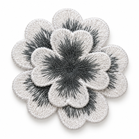 Applique en tissu 3D à quatre pétales superposés, 1,57 pouce, motif brodé blanc pour robes de mariée, vêtements, couture et travaux manuels DIY