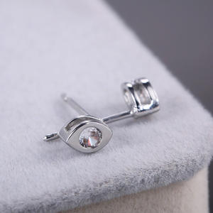 Orecchini a Perno a Forma di Occhio in Argento 925 con Cristallo Rotondo Incastonato, Design Minimalista Unisex per Uso Quotidiano - Product Image 5