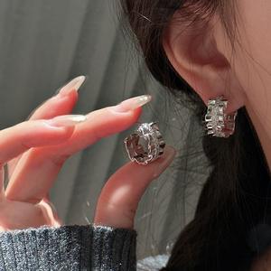 Pendientes de Plata de Ley S925, Estilo Retro Francés, con Circonitas Plegadas, Estilo Vintage de Lujo Ligero, Accesorios para las Orejas en Forma de C, Cristal de Moda Sencillo y Exclusivo - Product Image 1