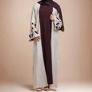 Elegantes Besticktes Organza-Abaya-Kaftan-Kleid mit Ausgestellten Ärmeln, Blumenmuster und Kontrastfarben, Luxuriöse Modest-Mode für Damen - Product Image 1