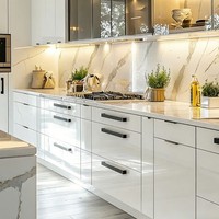 Meubles de cuisine contemporains de luxe, finition blanc brillant, vitrines avec éclairage LED, comptoir en marbre pour la maison