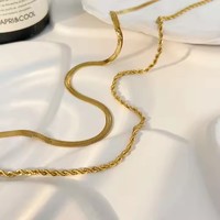 Collier en titane en acier inoxydable plaqué or 18 carats, motif torsades de pâte frite en os de serpent superposées