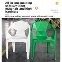 Chaise moderne minimaliste légère et confortable avec dossier en plastique, accoudoirs épaissis, design en forme de coquille, pour usage extérieur et restauration