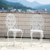 Ensemble de sièges en fer forgé modernes, durables, écologiques et confortables pour l'extérieur, avec table et chaises de patio pour parc et salon