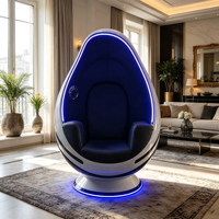 Fauteuil lounge individuel en fibre de verre en forme de vaisseau spatial incurvé avec bande lumineuse LED bleue et coussin en cuir noir pour coin détente à domicile