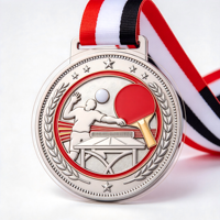 Médaille personnalisée de tennis de table en émail argenté et rouge avec pagaie dorée en relief 3D et couronne de lauriers pour le championnat
