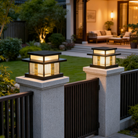 Lampe de poteau LED carrée étanche IP65 de conception récente avec base E27, abat-jour en verre solaire en acier inoxydable, lampe de poteau extérieure