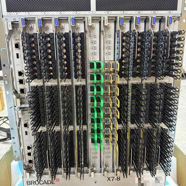 Hot Sale Brocade X7-8 48/64 Port Modular FC SAN Switch 32Gb Fibre Channel Chassis up to 384 Ports Enterprise for Data Center