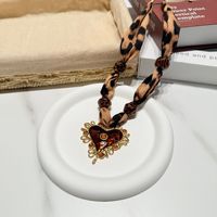 Handgemaakte statement sieraden van zijde, geknoopte sjaal, bandana, bedelketting. Geweldig cadeau voor verjaardag, Moederdag, Valentijnsdag of een andere feestdag.