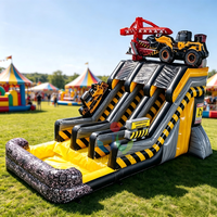 Toboggan aquatique gonflable géant à trois pistes avec design de grue à tour 3D et d'excavatrice pour la location d'équipements de fête commerciaux