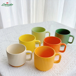แก้วกาแฟเซรามิคแบบวินเทจ ลายนูน ลายเส้นแนวตั้ง  แบบซ้อนได้ เป็นมิตรกับสิ่งแวดล้อม ใช้กับเครื่องล้างจานและไมโครเวฟได้  ผิวด้าน ปรับแต่งได้ - Product Image 4
