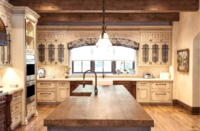 Vermonhouzz : Armoires sur mesure traditionnelles avec moulures couronnées et étagères ouvertes pour résidences de luxe