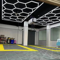 Panneau LED hexagonal en nid d'abeille personnalisable pour l'éclairage d'atelier télécommandé de détaillant de voiture pour l'atelier de voiture et le salon