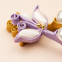 Boutons décoratifs DIY tissés à la main avec boucle fleur de magnolia violette, ruban de satin et fermoir perle, vente en gros d'usine pour robes de mariée