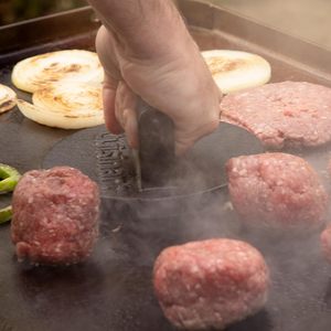 Prensa para Hamburguesas de Hierro Fundido Cuisinart de 6.5 Pulgadas, Resistente, Fácil de Limpiar, Herramienta para Asar Carne con Borde Plano, Hamburguesas Crujientes, Barbacoa, Fiestas al Aire Libre - Product Image 6