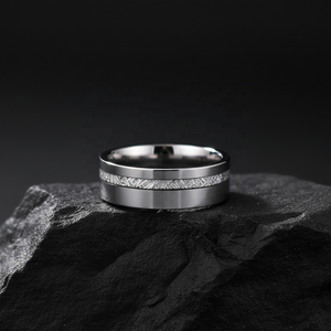 Anello Meteorite Lucido 8MM, Fascia Sottile <span class=keywords><strong>Piatta</strong></span> Comfort Fit in Carburo di Tungsteno Certificato da Terze Parti, <span class=keywords><strong>Fede</strong></span> <span class=keywords><strong>Nuziale</strong></span> da Uomo Senza Pietre - Product Image 4
