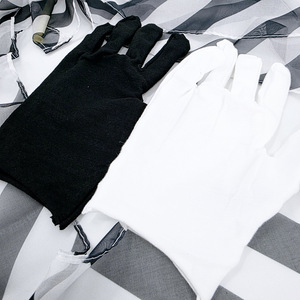 Guantes blancos y negros se transforman en bufandas de seda. Kingmagic, fabricante de accesorios de magia para escenarios, venta al por mayor, talento para fiestas y festivales - Product Image 3