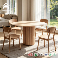 Table à manger ronde en chêne avec plateau en marbre cannelé vertical, base sur piétement, finition dorée antique, mobilier de salle à manger de luxe moderne pour hôtel