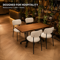 Chaise de restaurant tubulaire en métal, dossier arrondi en bouclette crème, coussin épais, structure noire mate