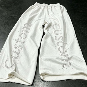 Fabricante de Pantalones Deportivos Personalizados, 100% Algodón, Corte Ancho y Holgado, con Pedrería y Bolsillos Dobles - Product Image 1
