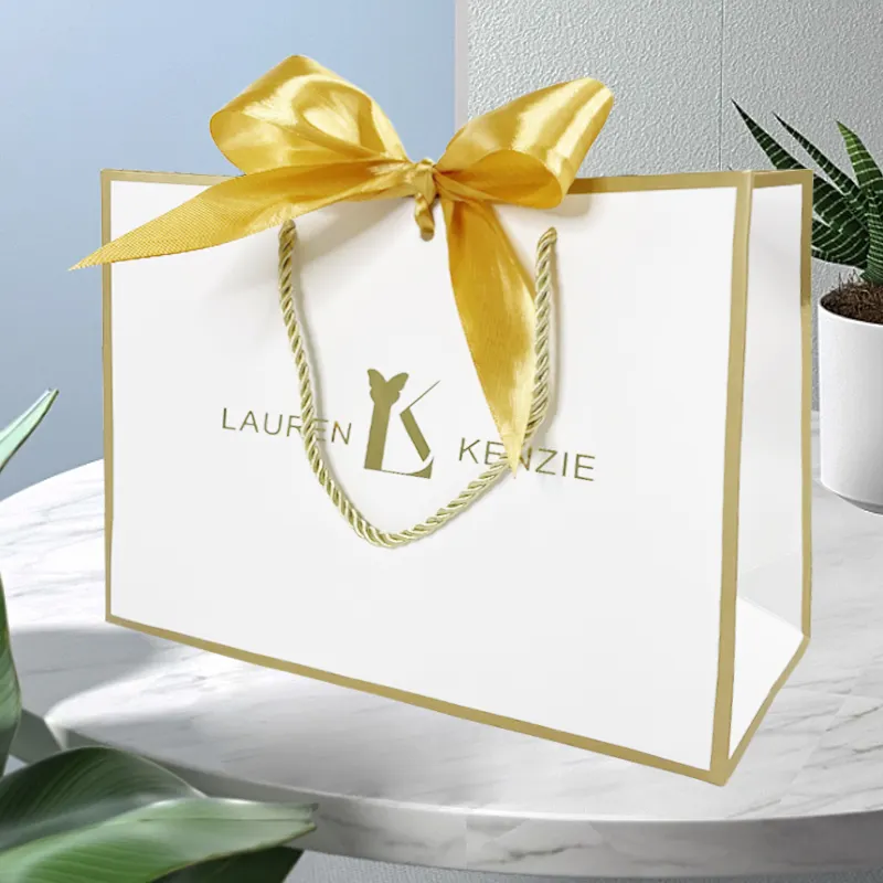 Luxe Mode Op Maat Ontwerp Logo Afdrukken Groothandel Eco-Vriendelijke Witte Boodschappenverpakking Papieren Zakken Met Lint Handvat